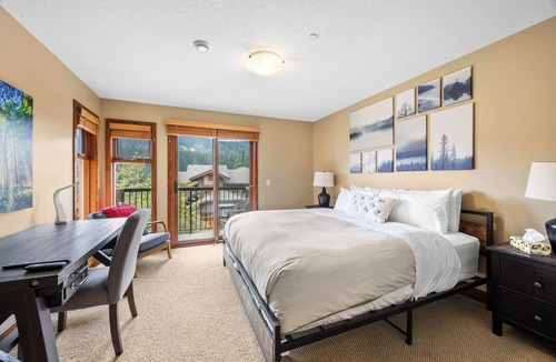 Sun Peaks House | Warm and Beautiful Woodhaven Townhome at Sun Peaks