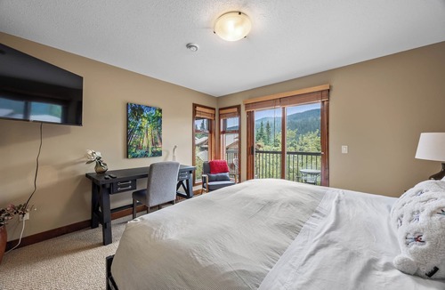 Sun Peaks House | Warm and Beautiful Woodhaven Townhome at Sun Peaks
