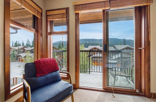 Sun Peaks House | Warm and Beautiful Woodhaven Townhome at Sun Peaks