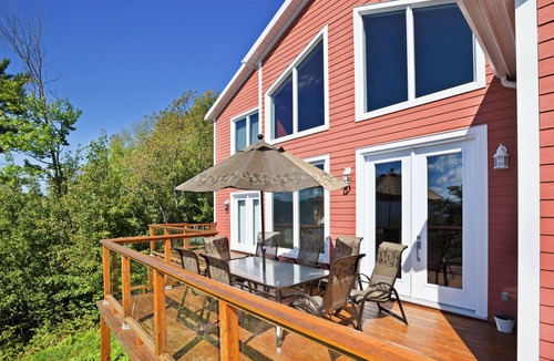 Baie-St-Paul House | Warm and modern residence ideally located