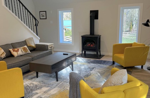 Duncan House | Warm, inviting updated 2 bdrm house in the forest-only minutes to town centre.