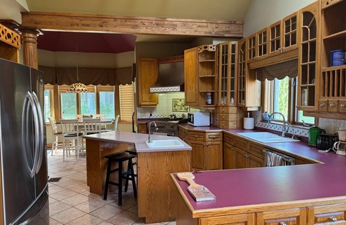 Wasaga Beach House | Wasaga Beach Retreat. Sleeps 12. 5 Queens, 2 singles. 6 min to Beach.