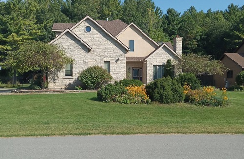 Wasaga Beach House | Wasaga Beach Retreat. Sleeps 12. 5 Queens, 2 singles. 6 min to Beach.
