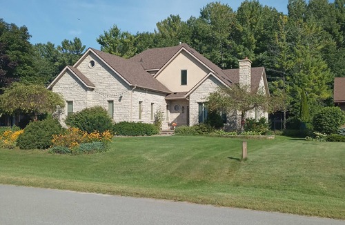 Wasaga Beach House | Wasaga Beach Retreat. Sleeps 12. 5 Queens, 2 singles. 6 min to Beach.