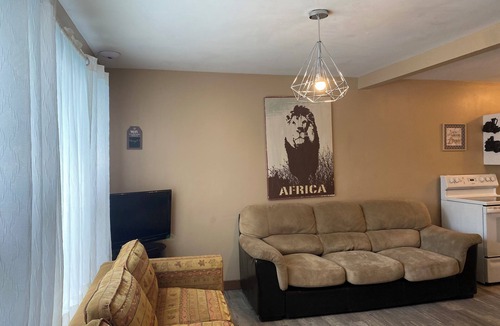 Wasaga Beach Cabin | Wasaga Beach Walk to main beach Free Parking Free Wi-Fi