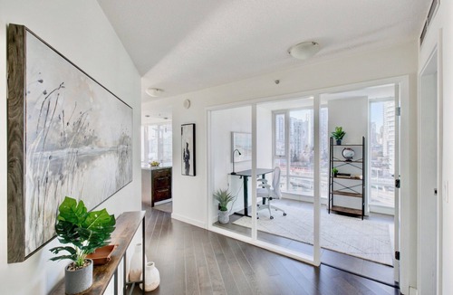 Yaletown Apartment | Water views 3 bedroom suite