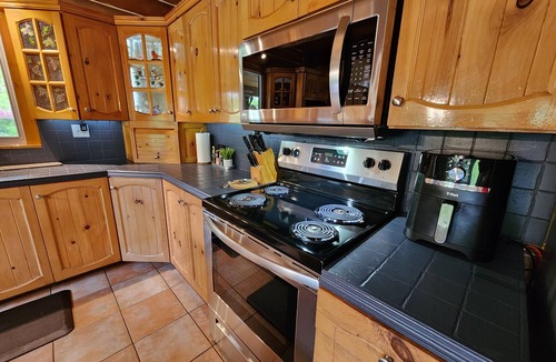 Notre-Dame-de-Montauban Ski Chalet | Waterfront Log Cabin with Private Hot Tub - Mauricie, Quebec