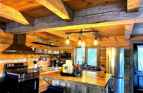 Notre-Dame-de-Pontmain Ski Chalet | ✨Waterfront Cottage with Dock, Canoe, Firepit, Sleeps 8!✨