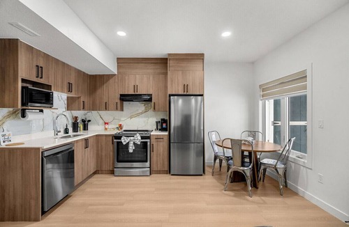 Airdrie Apartment | Waterfront 1BR Suite | Private & Modern | Queen Bed