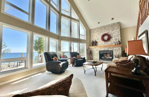 Tobermory House | Waterfront 22' Windows Starlink Kayaks