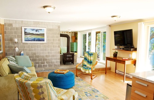 Bowen Island Apartment | Waterfront~Beach~Panoramic Southerly Views~Sunny Seaside Decks~Peaceful Studio