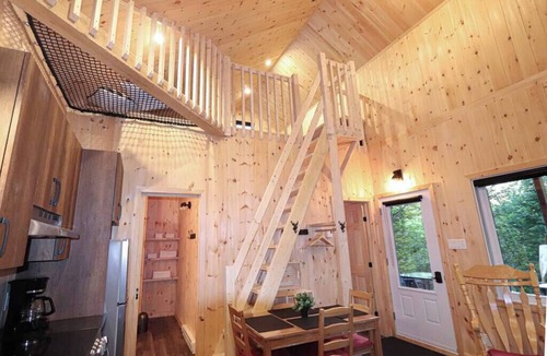 Shannon Apartment | Waterfront Cabin with Spa | Le Huard