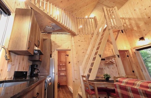 Shannon Apartment | Waterfront Cabin with Spa | Le Huard