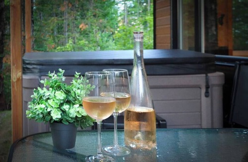 Shannon Apartment | Waterfront Cabin with Spa | Le Huard