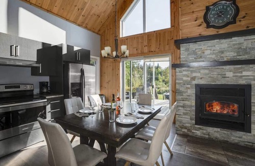 Saint-Raymond Cabin | Waterfront Chalet w/Hot Tub, Lake Access & Kayak