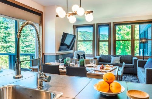 Lac Superieur Village House | Waterfront condo with magnificent view