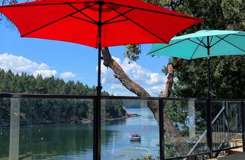 Southern Gulf Islands Cottage | Waterfront Cottage on Quiet South-Facing Bay | Huge Deck & Private Dock Access”
