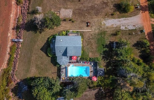 Corran Ban House | Waterfront Cottage with Pool, 20 min from town