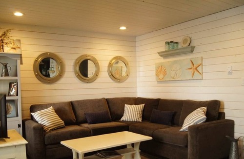 Regional District of Nanaimo Cottage | WATERFRONT Cottage