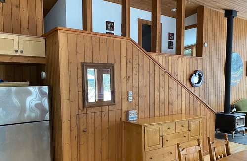 Woodfibre Cottage | Waterfront Cottage on acreage - 1hr from Vancouver - 7 N Min-Levette Lake
