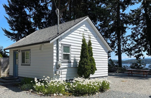 Sooke Resort | Waterfront Cottage with beach access