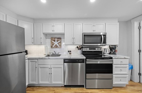 Queens Square Condo | Waterfront Deluxe King Suite Condo Downtown Chtown