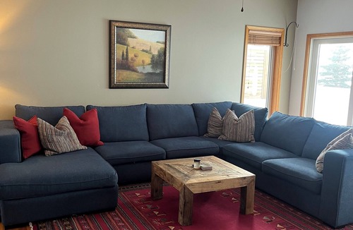 Grey Highlands Cottage | Waterfront Escape on Lake Eugenia · Sleeps 10