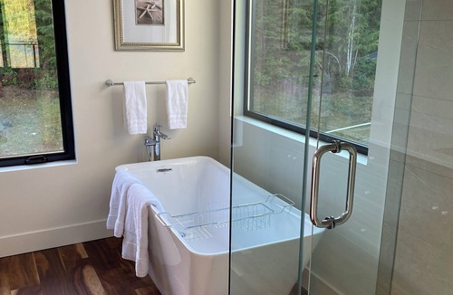 Lake Cowichan House | Waterfront House on Lake Cowichan with beach and dock