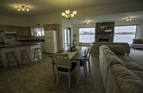Division No. 3 House | Waterfront property 25 min from Waterton