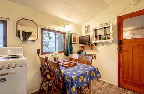 Leamington Cabin | Waterfront Tiny House Ideal for a Relaxing Escape in Ontario