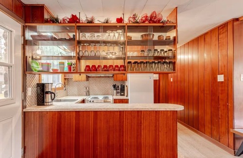 Chertsey House | Waterfront Villa | Spa | BBQ | Pool Table | Peaceful Escape