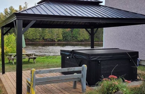 Chertsey House | Waterfront Villa | Spa | BBQ | Pool Table | Peaceful Escape