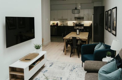 La Petite-Patrie Apartment | Welcoming and Light Filled 2bdr Apartment