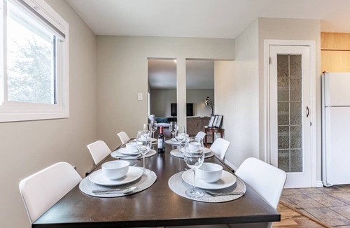 West Edmonton House | WEM A/C Off-Leash Ravine Sleeps 15 Garage