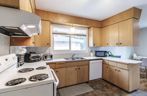 West Edmonton House | WEM A/C Off-Leash Ravine Sleeps 15 Garage