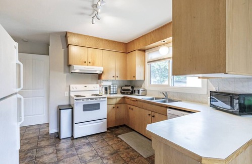 West Edmonton House | WEM A/C Off-Leash Ravine Sleeps 15 Garage