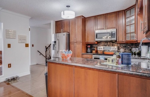 West Edmonton House | Wesley -Large 5bdrm 3 baths home, minutes to WEM!