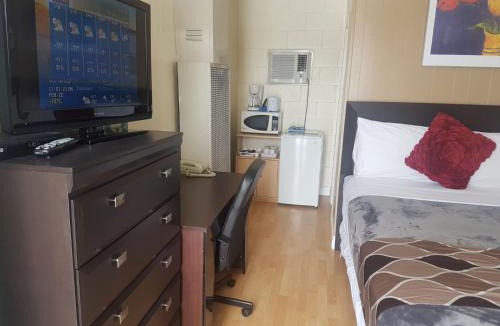 Pincher Creek Hotel | West Castle Motel