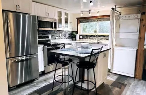 Campbell River Apartment | West Coast Chic Suite