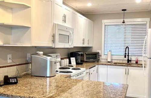 Regional District of Nanaimo Condo | West Coast Oasis ★ Oceanside ★ Full Kitchen ★ 2BD