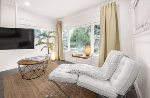 Riley Park-Little Mountain House | West Coast Retreat w/Hot Tub+Sauna+WFH - 2BR