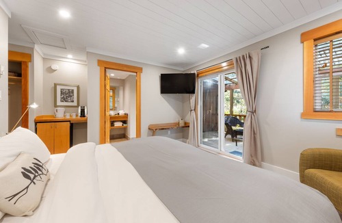 Egmont Hotel | West Coast Wilderness Lodge
