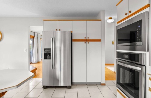 Central Okanagan House | West Kelowna Home: Hot Tub, Sauna, Views