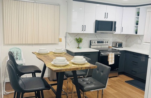 Jasper Place House | Westend Cozy stay,West Edmonton Mall 7 mins, DT/Rogers place 14 Mins