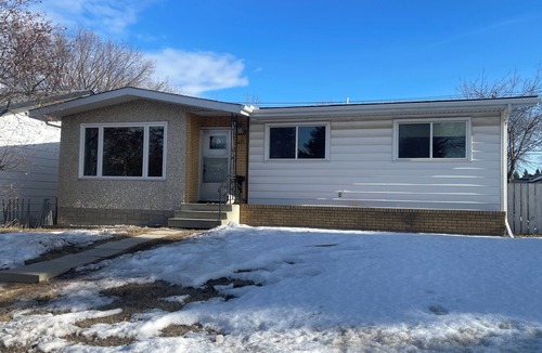 Jasper Place House | Westend Cozy stay,West Edmonton Mall 7 mins, DT/Rogers place 14 Mins