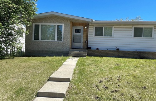 Jasper Place House | Westend Cozy stay,West Edmonton Mall 7 mins, DT/Rogers place 14 Mins