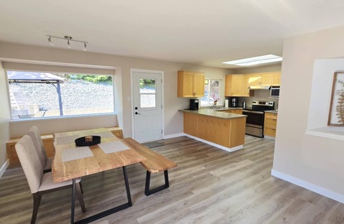 Regional District of Nanaimo House | Where Trails Meet Lake Tranquility- sleeps 7