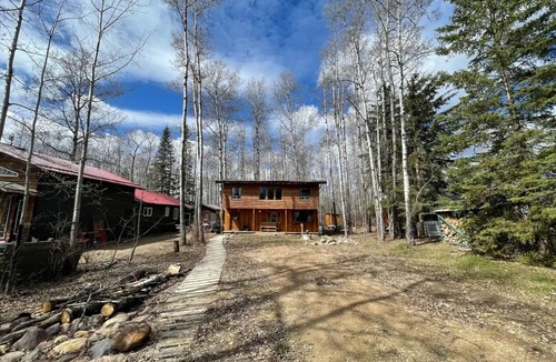 Athabasca Cottage | Whimsical Cottage by the Lake