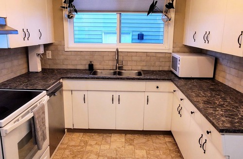 Whyte ave House | Whimsical Vintage townhouse in peaceful King Edward park *Pet Friendly!