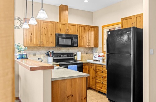 Golden Villa | Whispering Pines 3BR Townhouse Views + Hot Tub